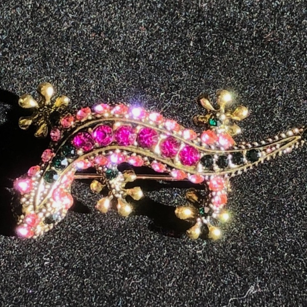 Rhinestone gecko brooch